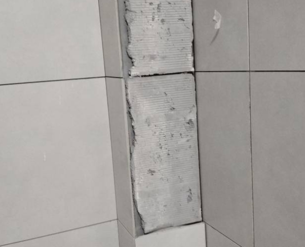 从江瓷砖空鼓维修公司分享下瓷砖施工前基层浇水润湿程度不足，可能导致以下问题