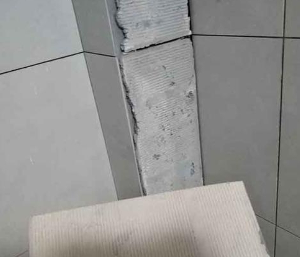 从江瓷砖空鼓维修公司分享下厨房瓷砖脱落的补救措施。